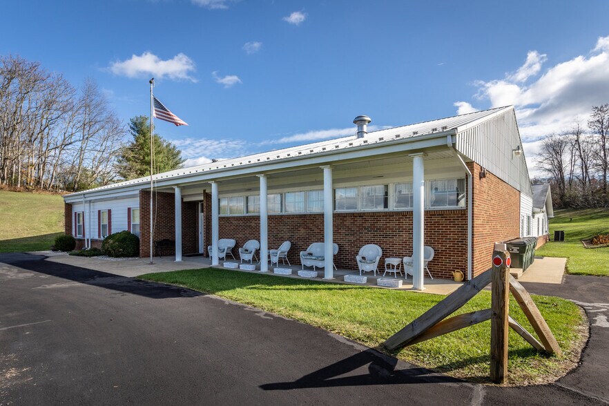 8 Rainbow Ln, Waynesboro, VA à vendre - Photo de l’immeuble – Image 1 sur 27
