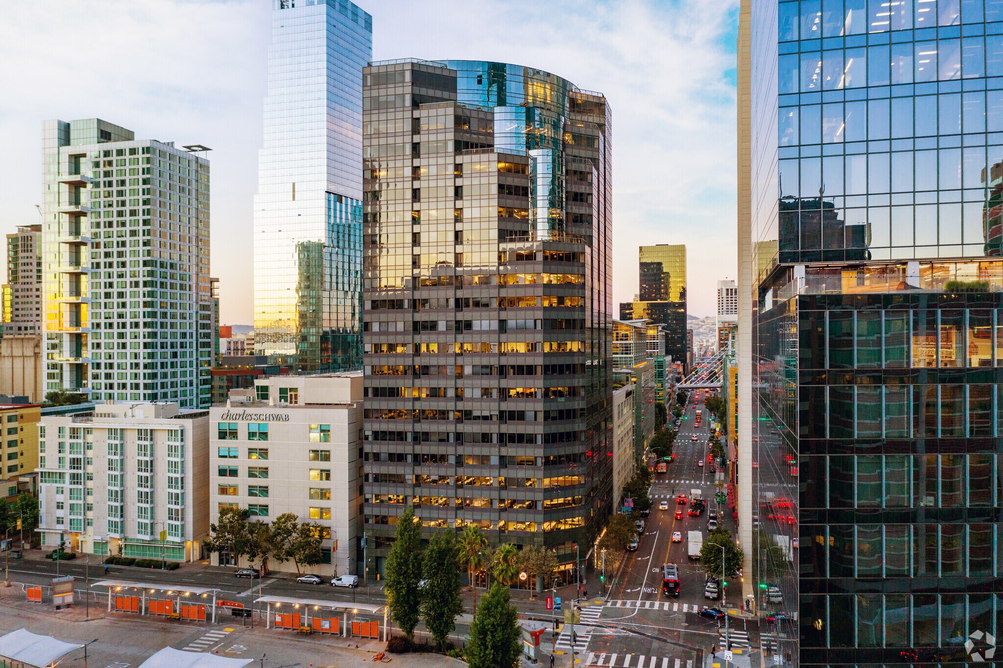 301 Howard St, San Francisco, CA à louer Photo de l’immeuble– Image 1 sur 4