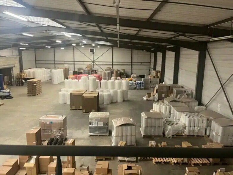 Local d’activités dans La Chapelle-Saint-Luc à louer - Photo intérieure – Image 3 sur 3