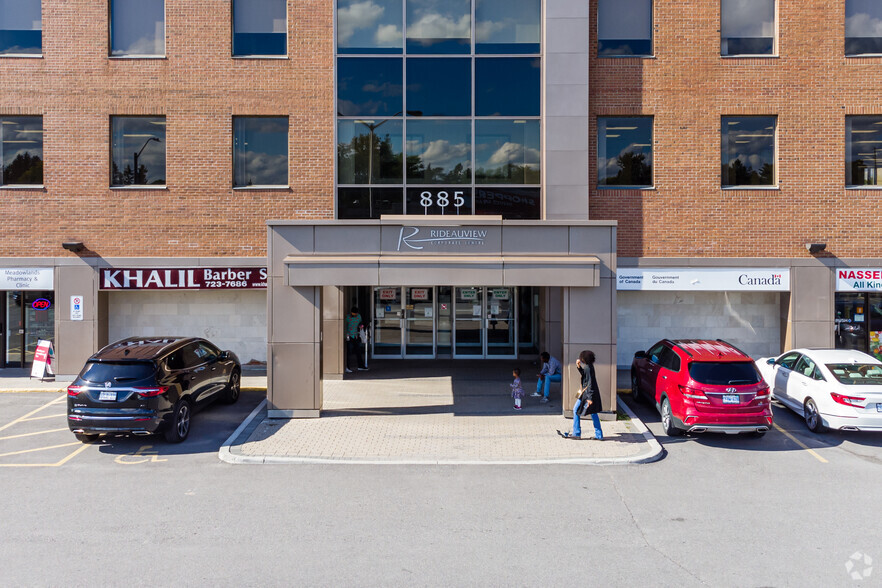 885 Meadowlands Dr, Ottawa, ON à louer - Photo de l’immeuble – Image 1 sur 7