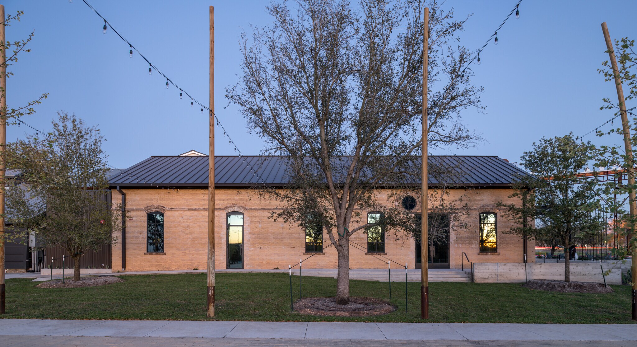 306 S Main St, Buda, TX à louer Photo de l’immeuble– Image 1 sur 7
