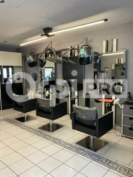Local d'activités dans Orléans à vendre - Photo de l’immeuble – Image 3 sur 4