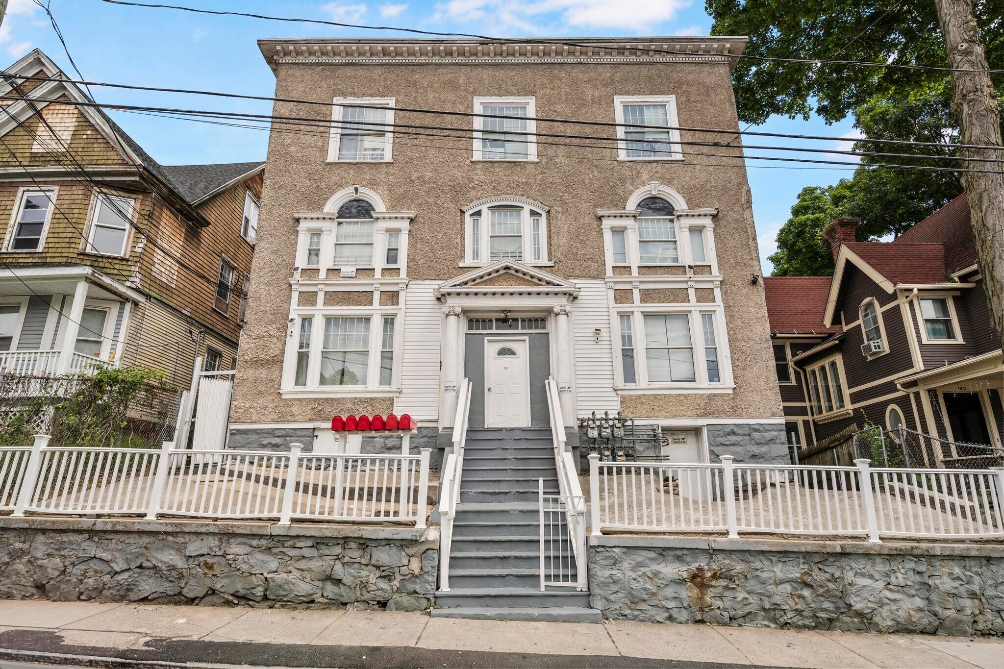 134 Chestnut Ave, Waterbury, CT à vendre Photo de l’immeuble– Image 1 sur 13