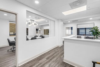 111 2nd Ave NE, Saint Petersburg, FL à louer Photo intérieure– Image 2 sur 25