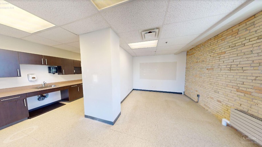 111 Lombard Ave, Winnipeg, MB à louer - Photo intérieure – Image 3 sur 7