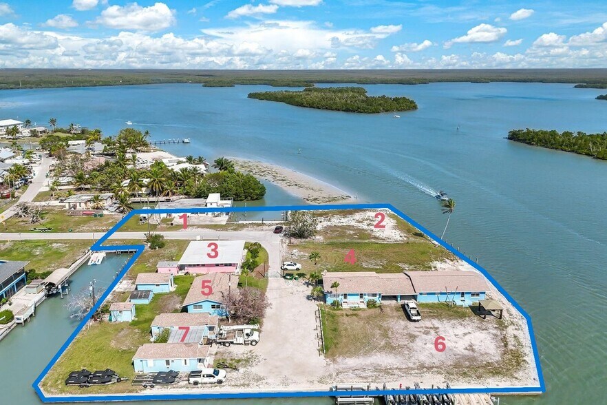 301-305 Pear Tree Ave & 107, 108, 109, 110, 111 East Ct., Goodland, FL à vendre - Photo principale – Image 1 sur 4