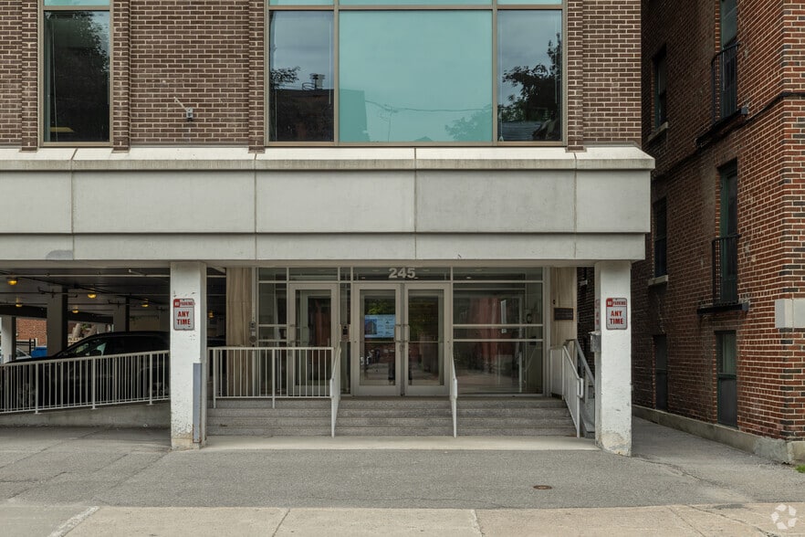 245 Cooper St, Ottawa, ON à louer - Photo de l’immeuble – Image 3 sur 4