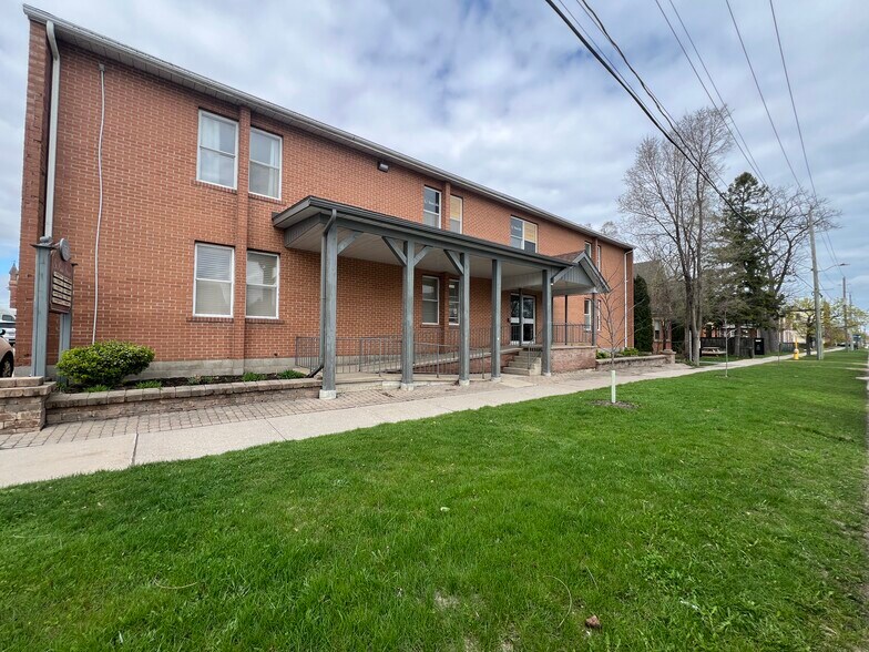 150 Saint Paul St, Collingwood, ON à louer - Photo principale – Image 1 sur 9