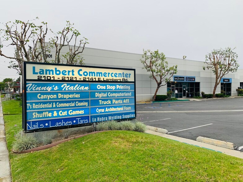 2101 E Lambert Rd, La Habra, CA à louer - Photo de l’immeuble – Image 2 sur 4