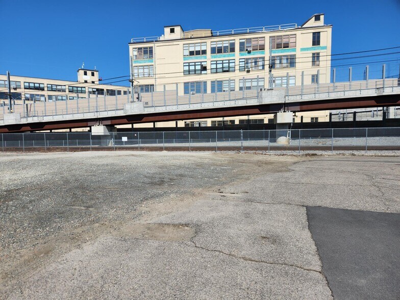 51 McGrath Highway, Somerville, MA à louer - Photo de l’immeuble – Image 2 sur 4