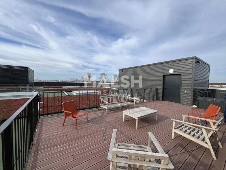 Local d’activités dans Saint-Priest à louer - Photo de l’immeuble – Image 3 sur 36