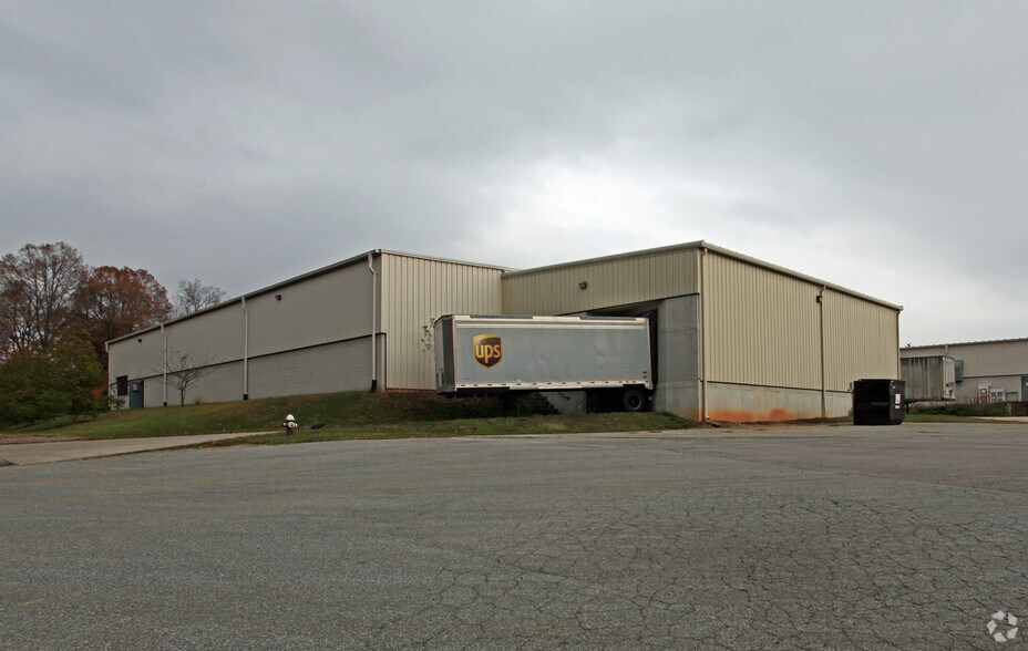 7609 Canoe Rd, Greensboro, NC à vendre - Photo de l’immeuble – Image 2 sur 12