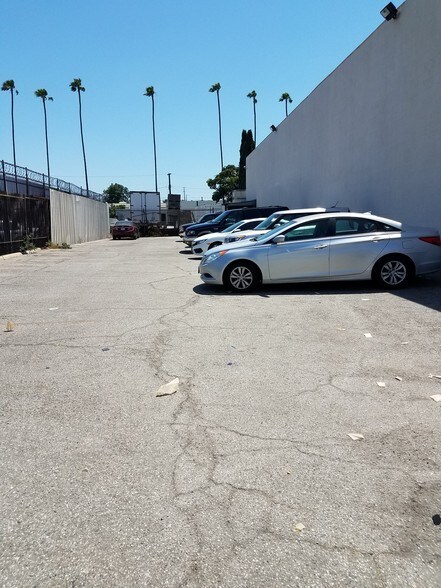 1716 E 21st St, Los Angeles, CA à louer - Photo de l’immeuble – Image 3 sur 27