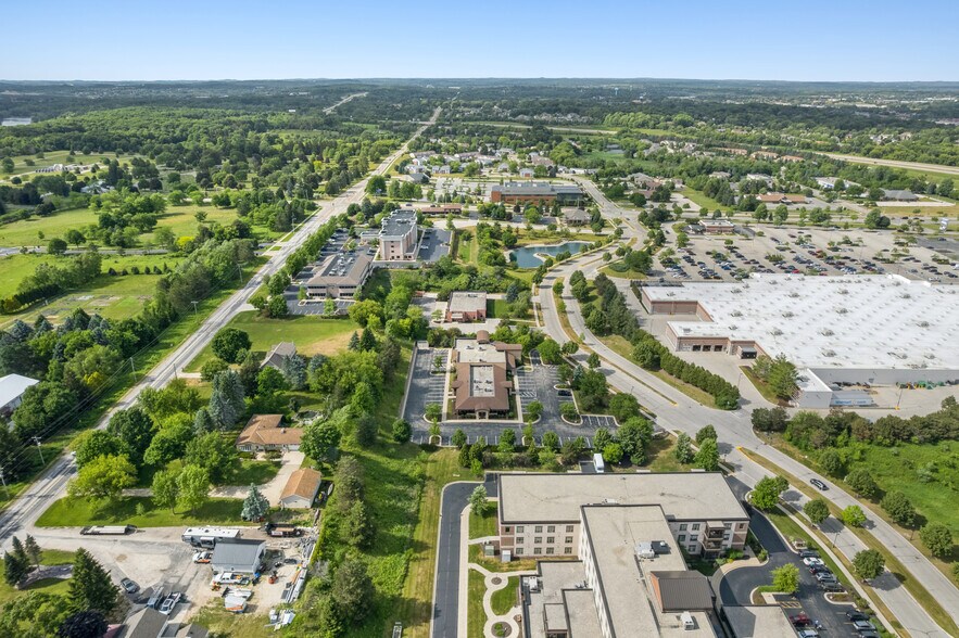 2090-2108 Continental Dr, West Bend, WI à vendre - Aérien – Image 3 sur 4