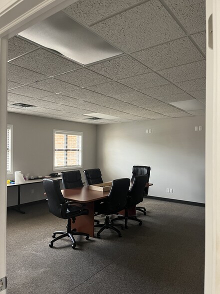 501 S Towanda-Barnes Rd, Bloomington, IL à louer - Photo intérieure – Image 3 sur 9