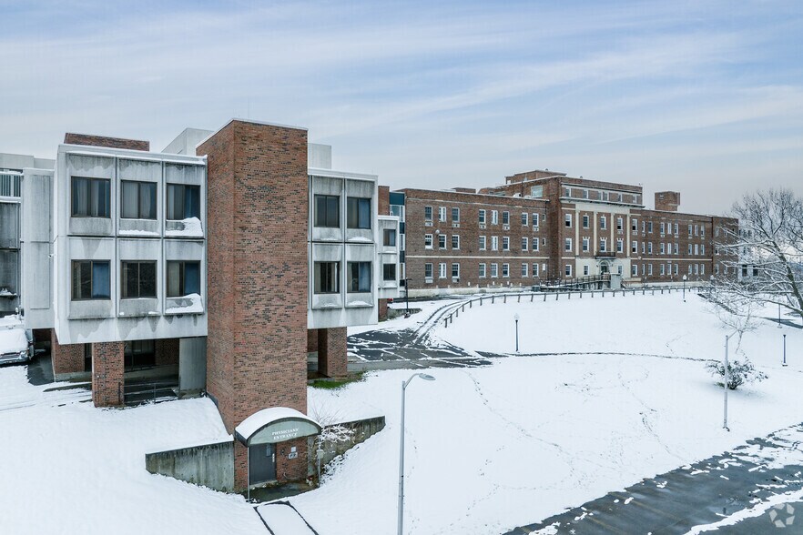 60 Prospect Ave, Middletown, NY à louer - Photo de l’immeuble – Image 1 sur 5