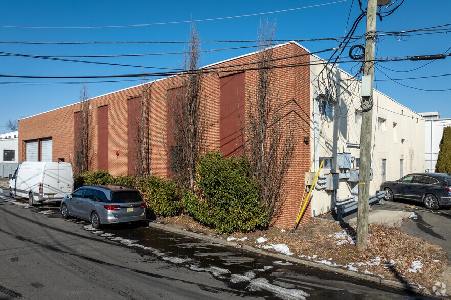 230 Marion Ave, Linden, NJ à vendre - Photo principale – Image 1 sur 55