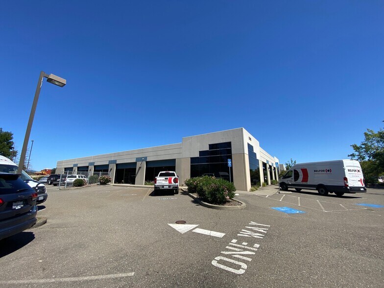 5793 Skylane Blvd, Windsor, CA à vendre - Photo de l’immeuble – Image 2 sur 9