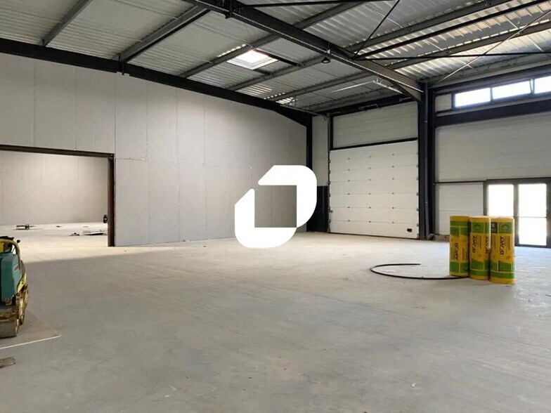 Local d’activités dans Magny-en-Vexin à louer - Photo de l’immeuble – Image 3 sur 6