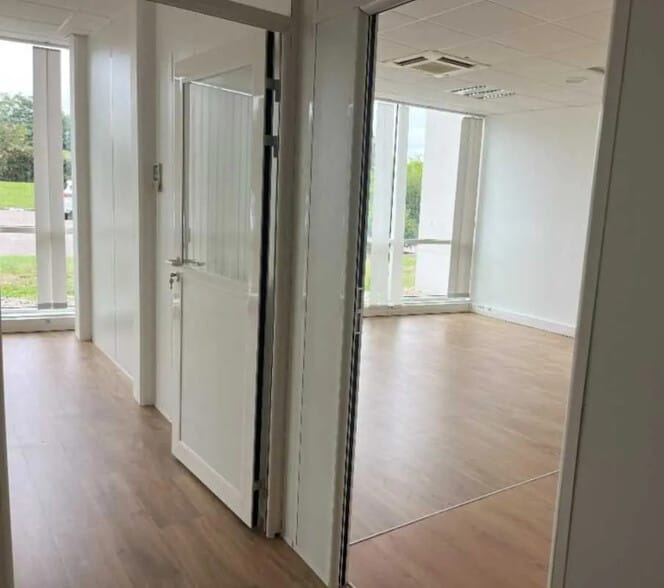 Bureau dans Saint-Priest à louer - Photo intérieure – Image 2 sur 21