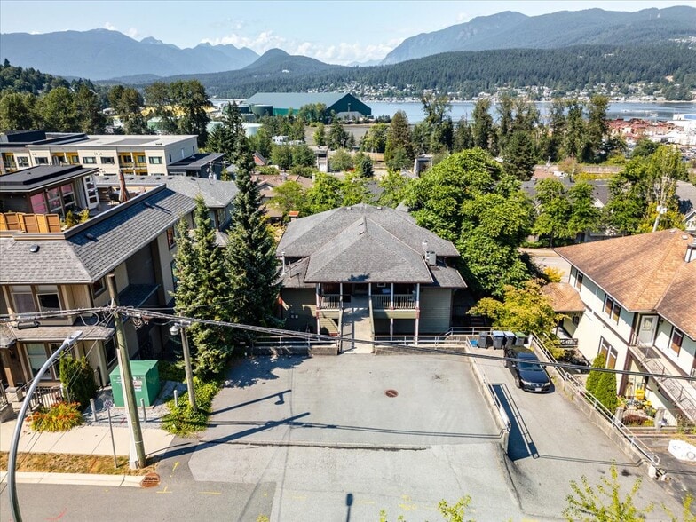 2325 St Johns St, Port Moody, BC à louer - Photo de l’immeuble – Image 2 sur 4