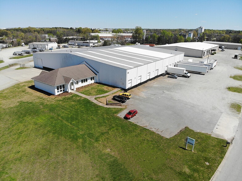 7712 Boeing Dr, Greensboro, NC à louer - Photo principale – Image 1 sur 9