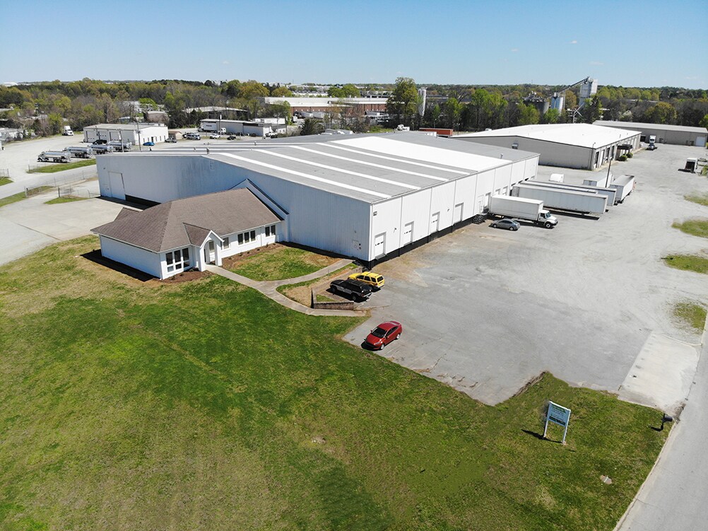 7712 Boeing Dr, Greensboro, NC à louer Photo principale– Image 1 sur 10