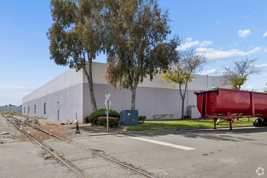 1942-1958 Sabre St, Hayward, CA à louer - Photo de l’immeuble – Image 2 sur 20