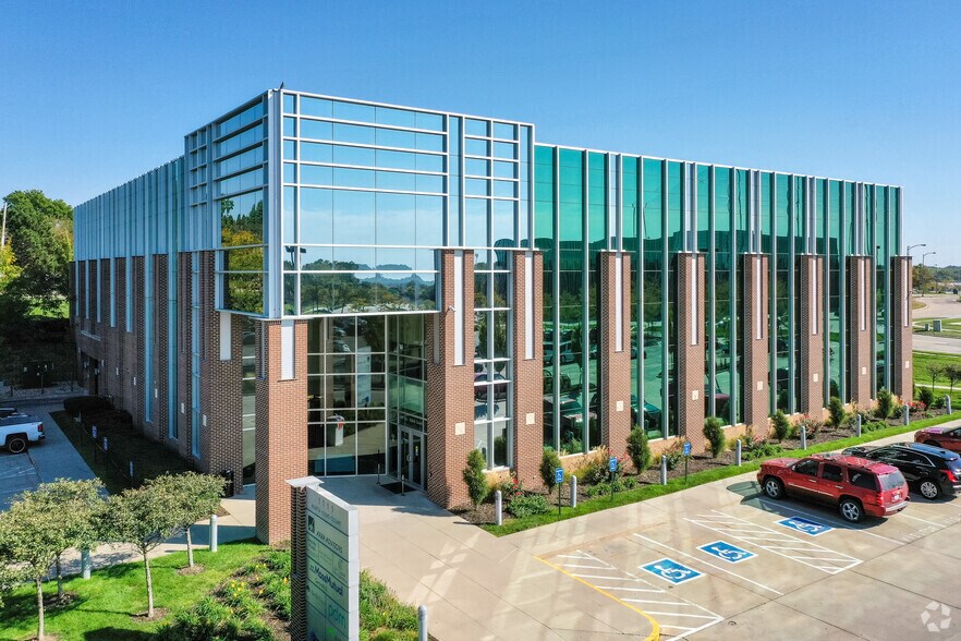 1111 N 102nd St, Omaha, NE à louer - Photo principale – Image 1 sur 8