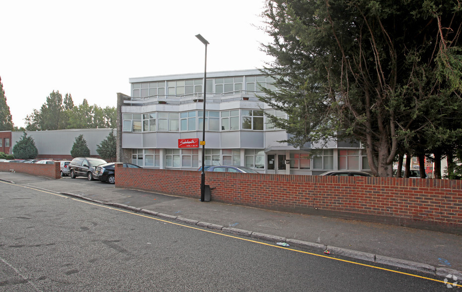 Amberley Way, Hounslow à louer - Photo de l’immeuble – Image 2 sur 11