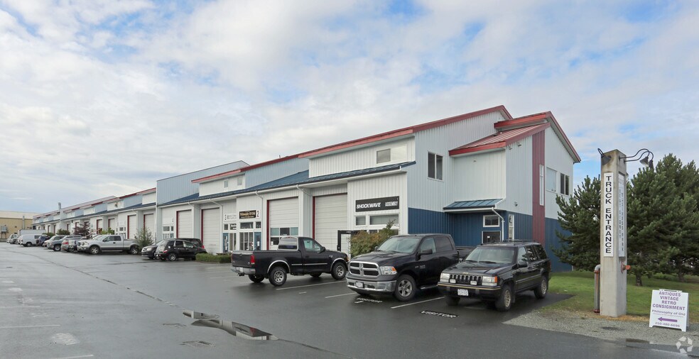 2075 W Henry Ave, Sidney, BC à louer - Photo principale – Image 1 sur 6