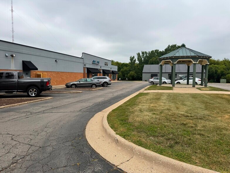 6258 E Riverside Blvd, Loves Park, IL à louer - Photo de l’immeuble – Image 2 sur 4