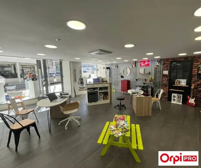 Local commercial dans SAINT-SYMPHORIEN-D'OZON à louer - Photo de l’immeuble – Image 1 sur 6