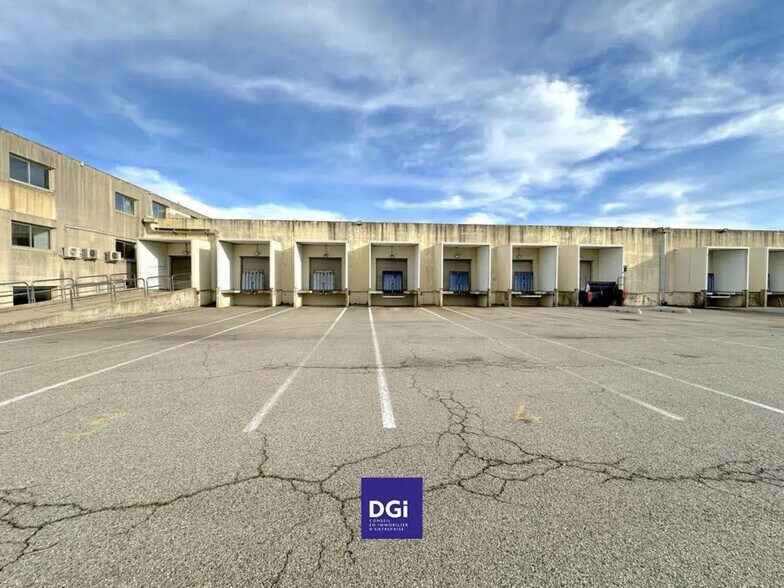 Local d’activités dans Roquemaure à louer - Photo de l’immeuble – Image 2 sur 9