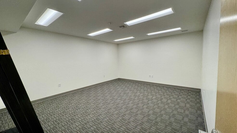 18320-18330 Oxnard St, Tarzana, CA à louer - Photo de l’immeuble – Image 2 sur 25