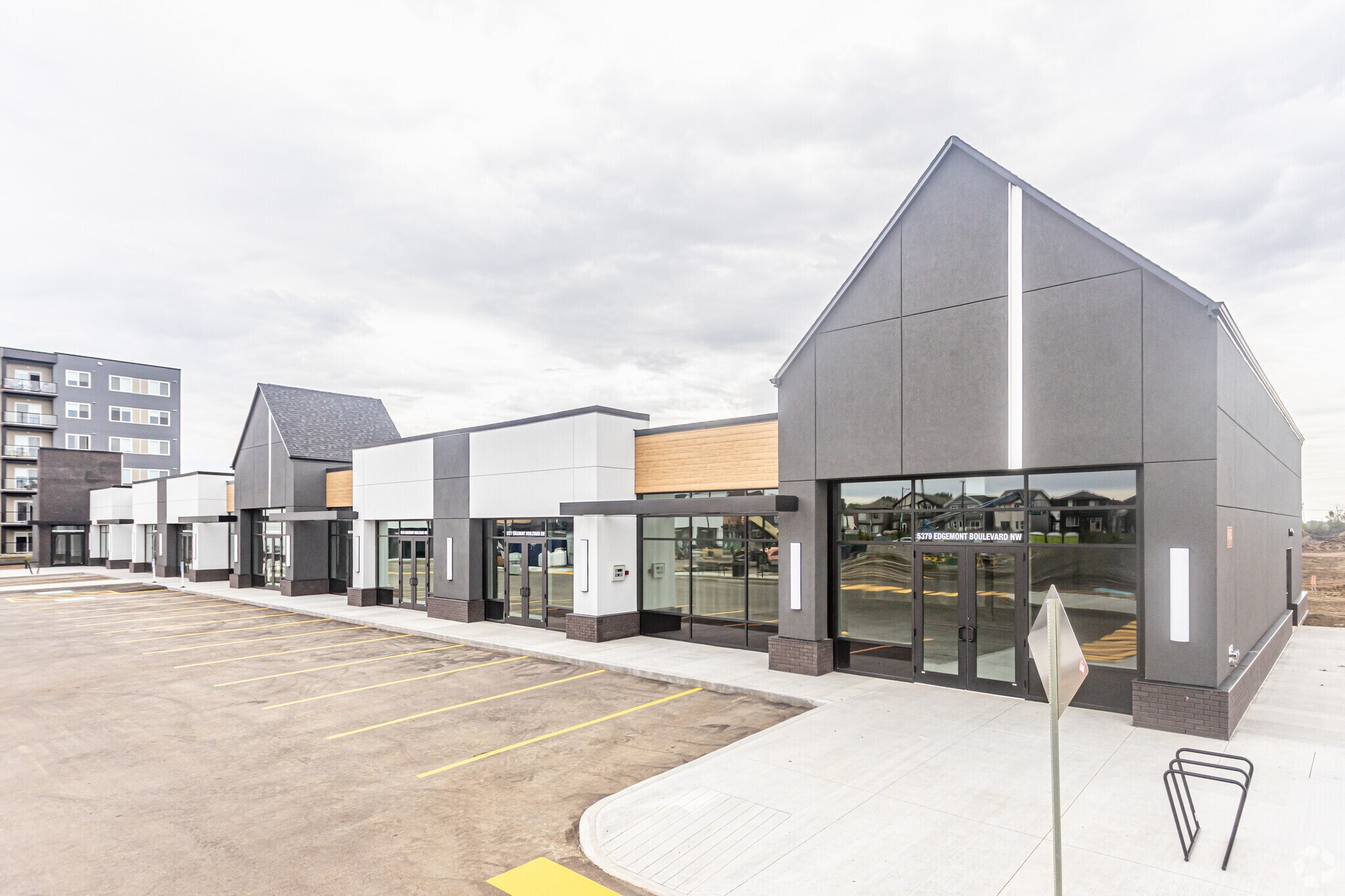 5335 Edgemont Blvd NW, Edmonton, AB à vendre Photo principale– Image 1 sur 5