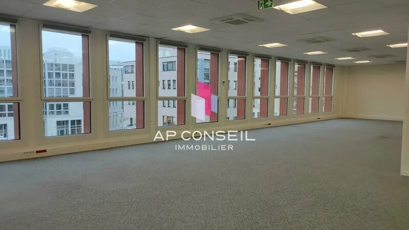 Bureau dans Montigny-le-Bretonneux à louer - Photo de l’immeuble – Image 3 sur 7