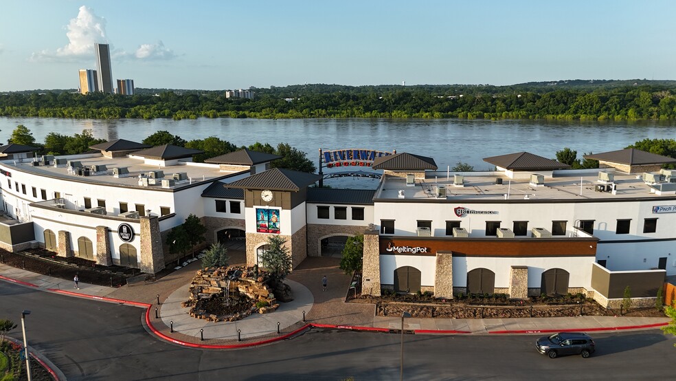 300-600 Riverwalk Ter, Jenks, OK à louer - Photo de l’immeuble – Image 3 sur 9