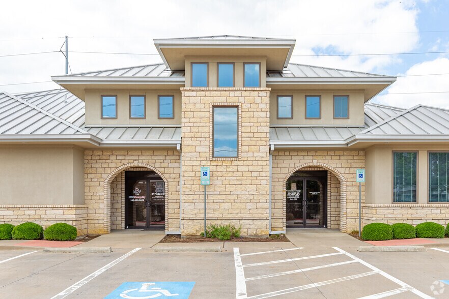 2435 W Oak St, Denton, TX à louer - Photo de l’immeuble – Image 2 sur 7