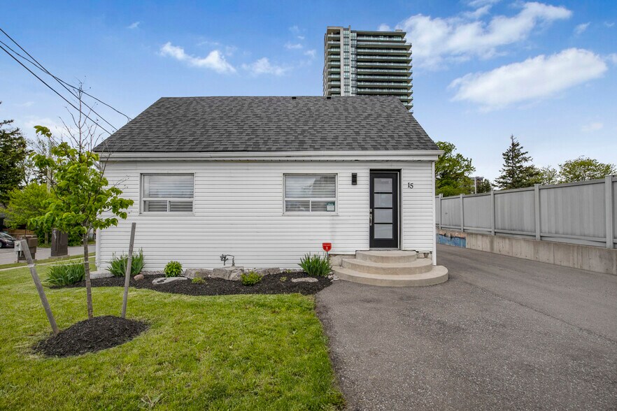 15 Centre St S, Brampton, ON à vendre - Photo principale – Image 2 sur 17