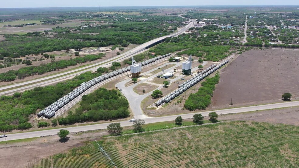 240 US-59 Bus, George West, TX à vendre - Vidéo sur l’annonce professionnelle – Image 2 sur 6