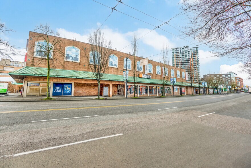370 E Broadway, Vancouver, BC à louer - Photo de l’immeuble – Image 3 sur 7