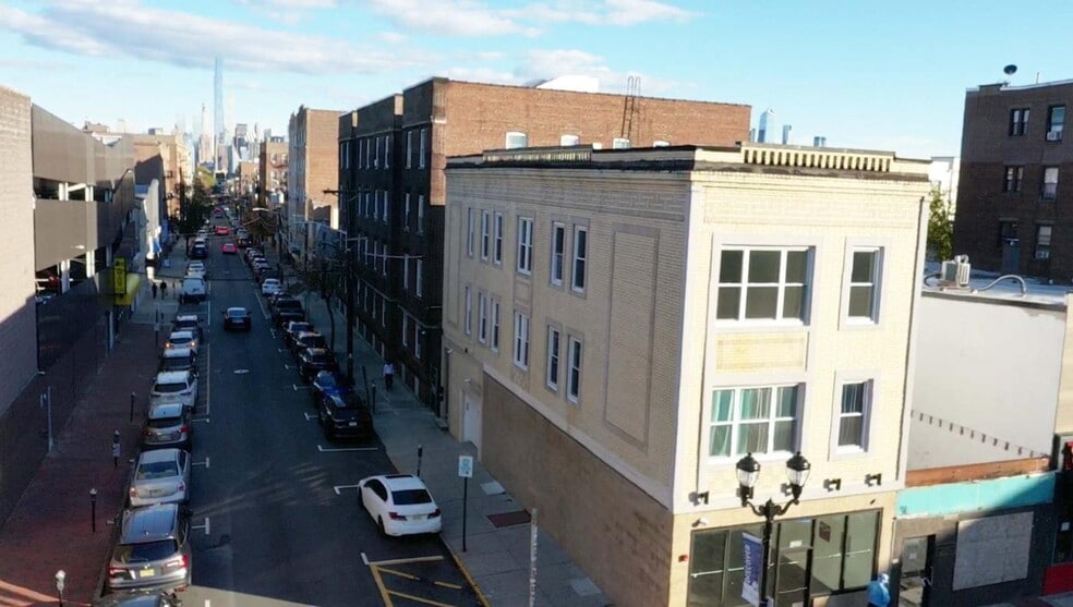 5222 Bergenline Ave, West New York, NJ à louer - Photo de l’immeuble – Image 2 sur 26