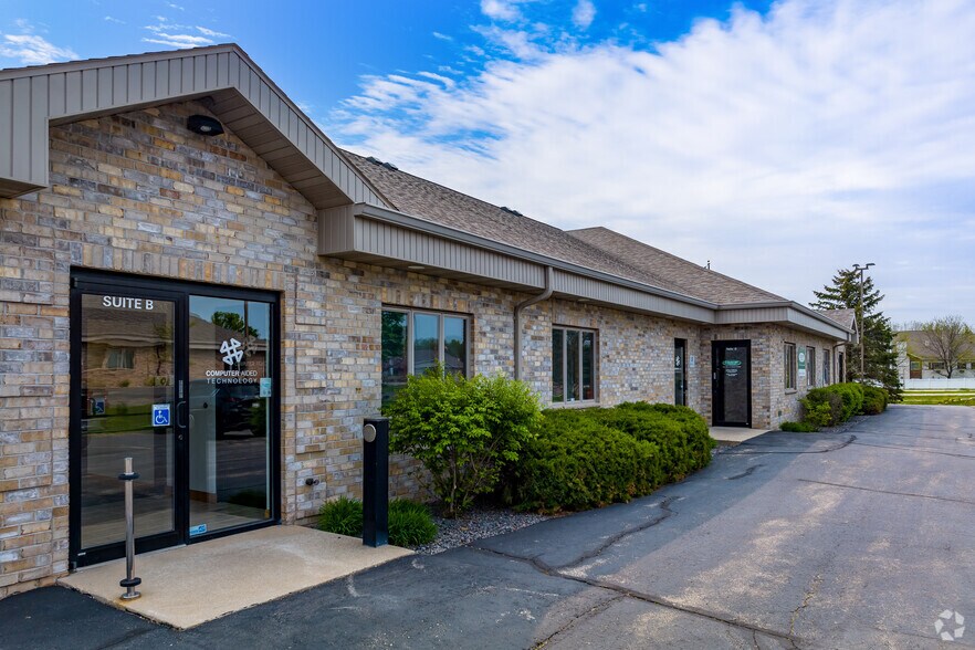 5793 W Grande Market Dr, Appleton, WI à louer - Photo de l’immeuble – Image 3 sur 8