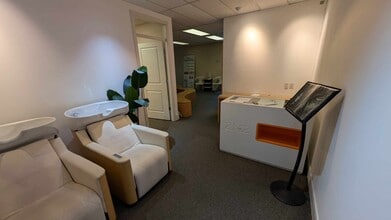 5701 Granville St, Vancouver, BC à louer Photo de l’immeuble– Image 2 sur 15