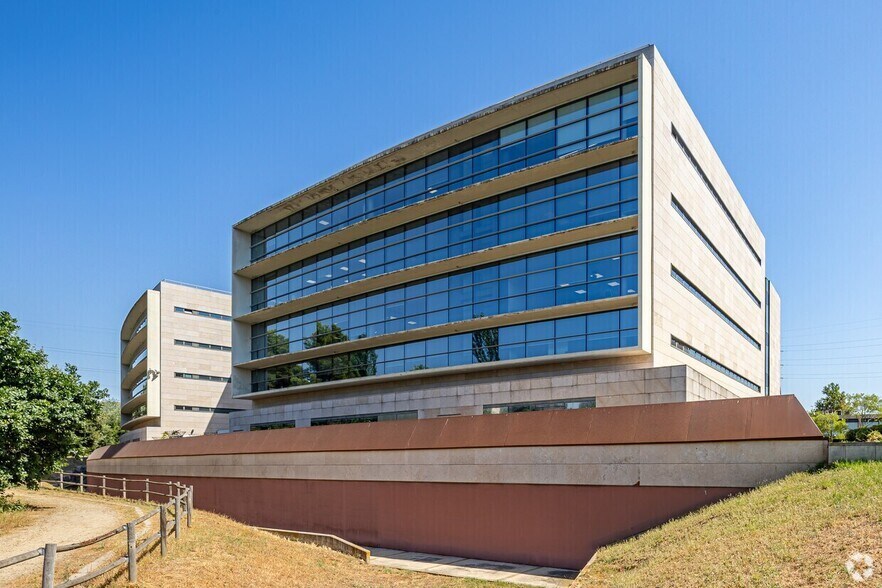 Avinguda Can Fatjó dels Aurons, 9, Cerdanyola del Vallès, Barcelona à louer - Photo de l’immeuble – Image 2 sur 3