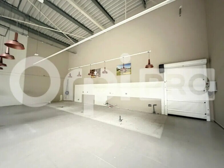 Local commercial dans Domérat à louer - Photo de l’immeuble – Image 3 sur 7