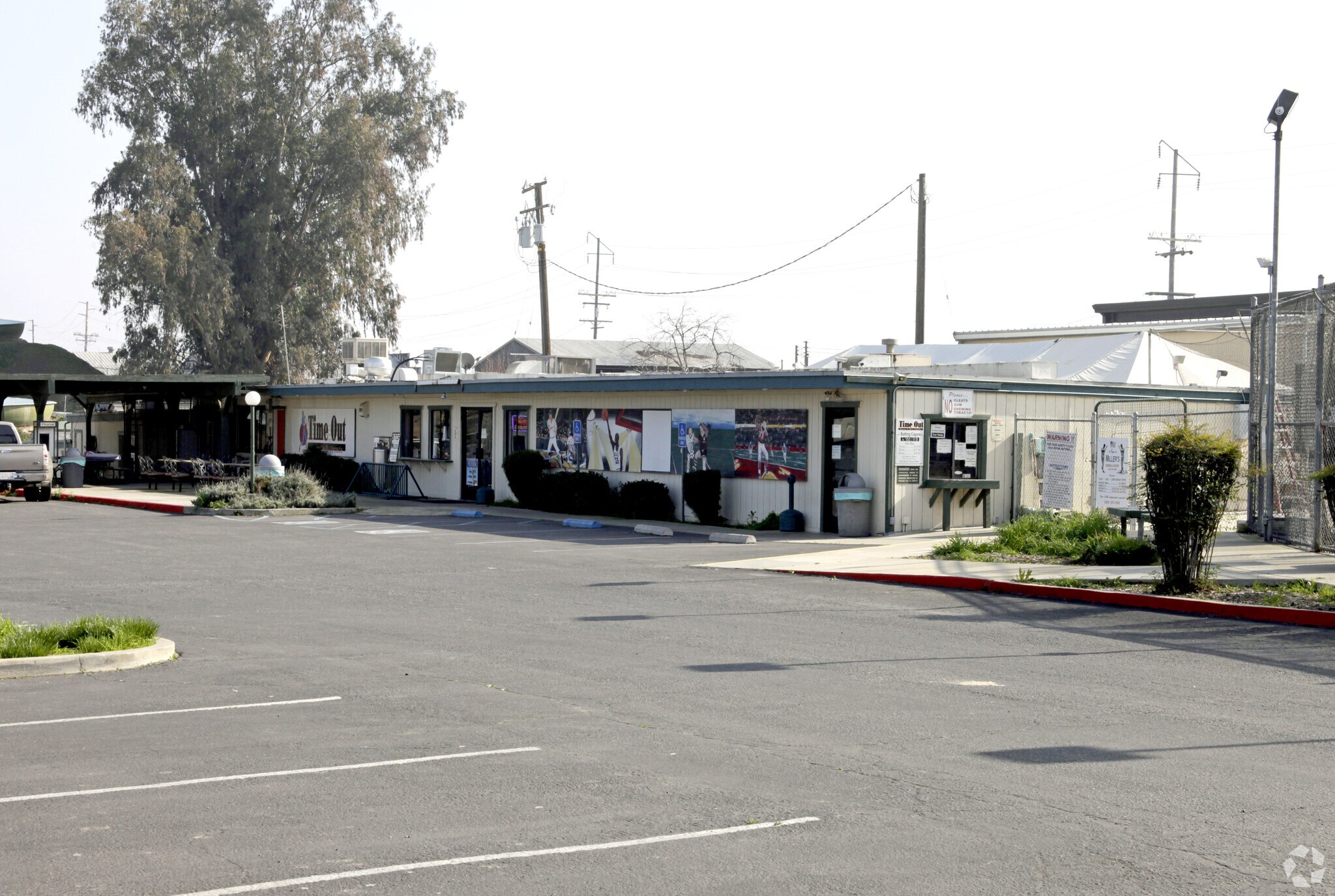 110 N Mooney Blvd, Tulare, CA à louer Photo principale– Image 1 sur 18