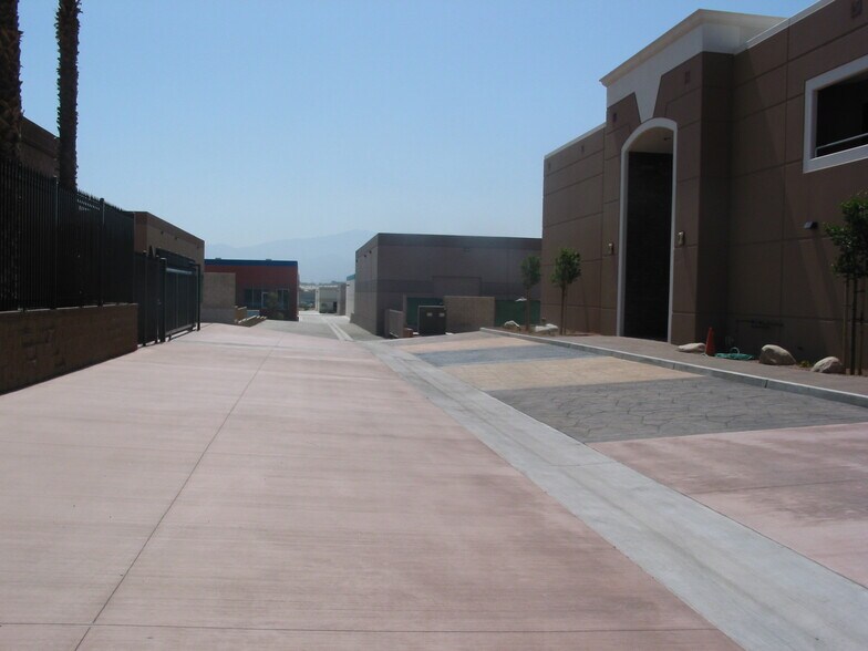 72049 Petland Pl, Thousand Palms, CA à louer - Photo de l’immeuble – Image 3 sur 5