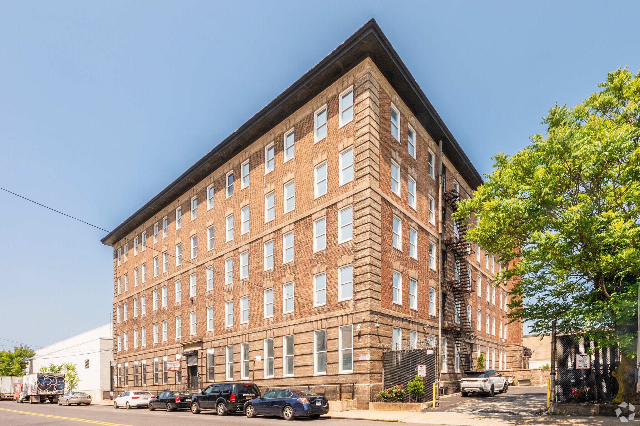 550-560 Barry St, Bronx, NY à vendre Photo de l’immeuble– Image 1 sur 17